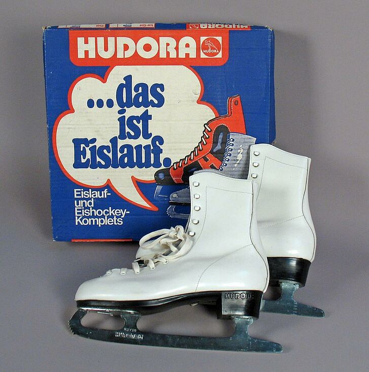 Schlittschuhe mit dazugehöriger Verpackung.