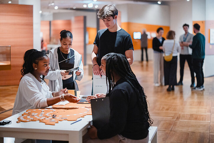 Outreach-Workshop with the youth panel Shadow Museum