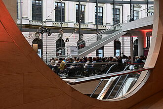 Sichte auf das Publikum im Eingangsbereich des Museums.