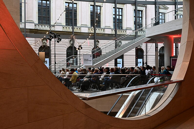 Sichte auf das Publikum im Eingangsbereich des Museums.