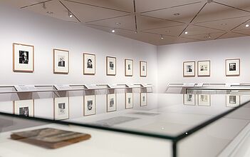 In der Ausstellung „Report from Exile – Fotografien von Fred Stein“ © DHM/David von Becker
