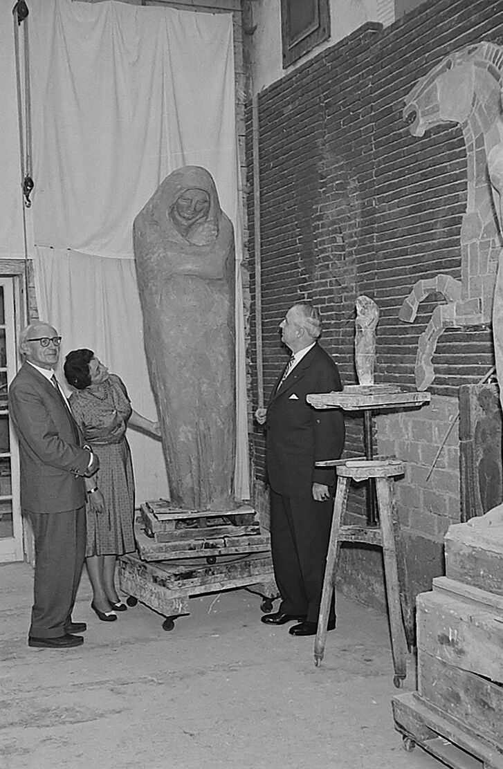 Oberbürgermeisterin Luise Albertz und Oberstadtdirektor Dr. Petersen besichtigen das Modell der "Trauernden" in Willy Mellers Atelier Oberbürgermeisterin Luise Albertz und Oberstadtdirektor Dr. Petersen besichtigen das Modell der Trauernden in Willy Mellers Atelier Juni 1961, © Stadtarchiv Oberhausen, Fotograf: Hermann Feldmann