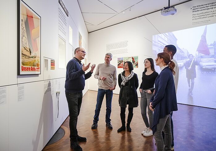 Führung_Roads not Taken. Oder Es hätte auch anders kommen können Ausstellungsansicht_Roads not Taken. Oder Es hätte auch anders kommen können