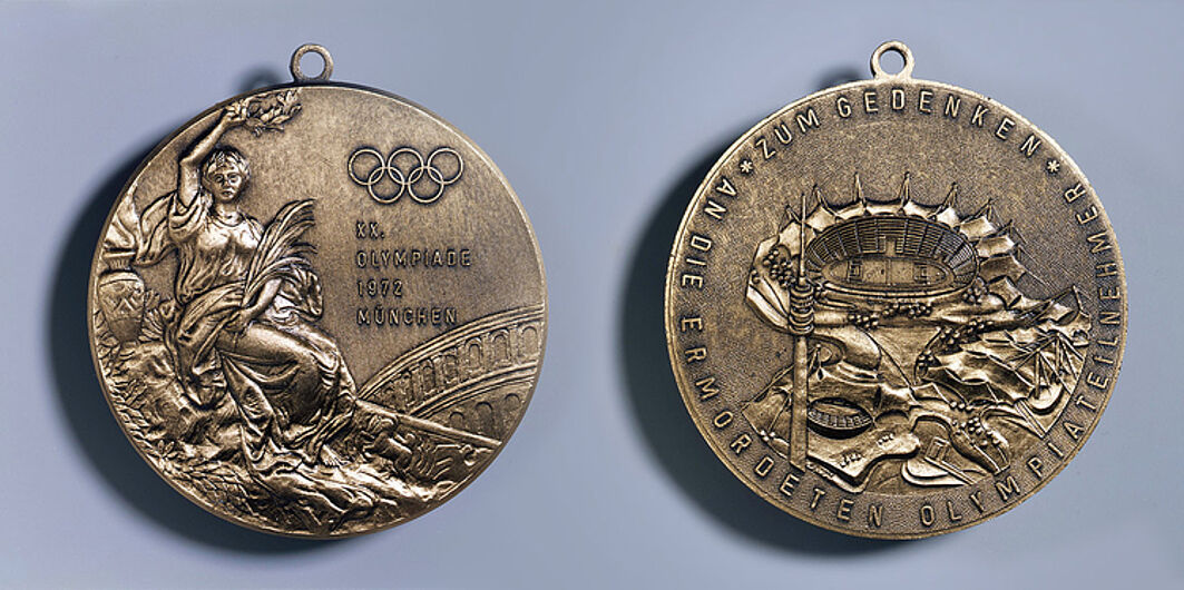 Erinnerungsmedaille an die 11 israelischen Olympiateilnehmer, die am 5. September 1972 bei einem Terroranschlag der Palästinenser getötet wurden, 1972. Erinnerungsmedaille an die 11 israelischen Olympiateilnehmer, die am 5. September 1972 bei einem Terroranschlag der Palästinenser getötet wurden, 1972. (Inv.Nr. N 2000/120)