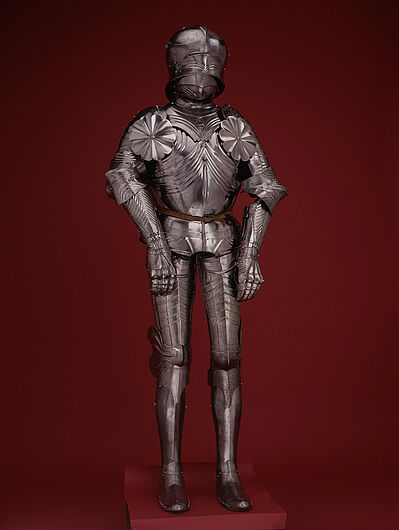 Gotischer Feldharnisch, um 1470. Gotischer Feldharnisch, um 1470. Der Harnisch bot dem Träger ausreichenden Schutz gegenüber zahlreichen Angriffswaffen. Dennoch konnte am Ende einer Schlacht, der vom Gewicht seines Harnischs erschöpfte Ritter eine leichte Beute der Fußkämpfer werden. (Inv.Nr. W 1052)