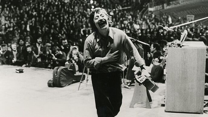 Barbara Klemm: Wolf Biermann bei einem Konzert in der Kölner Sporthalle am 13. November 1976 © DHM Wolf Biermann bei einem Konzert in der Kölner Sporthalle am 13. November 1976.