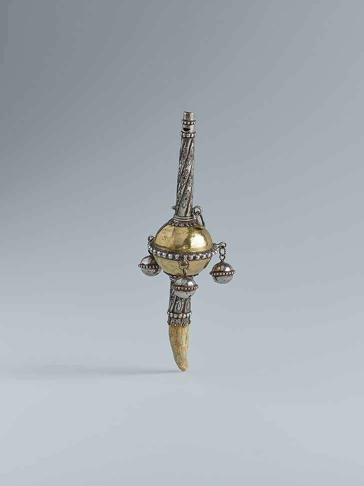 Kinderrassel mit Glöckchen, Pfeife und Bärenzahn, 17. Jahrhundert, Metall, Silber, Gold, Bärenzahn 