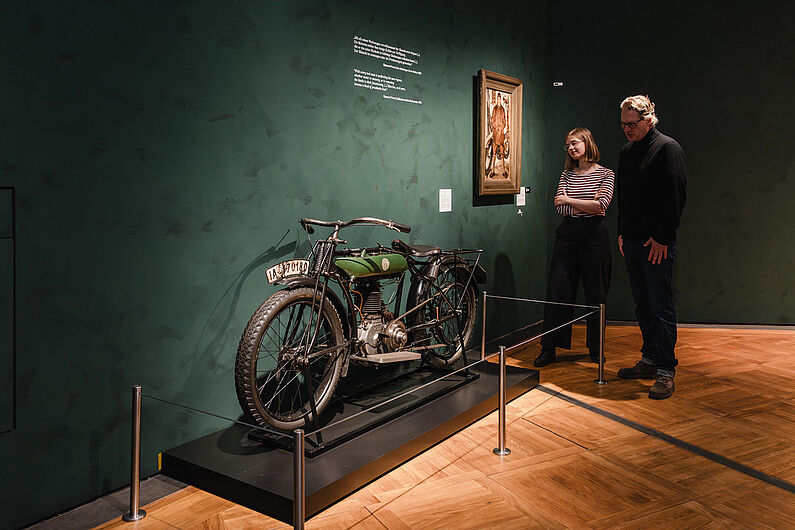 In der Ausstellung „Natur und deutsche Geschichte. Glaube – Biologie – Macht” Menschen stehen in einer Ausstellung