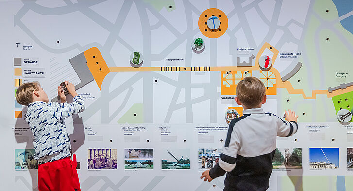 Interaktive Station in der Ausstellung „documenta. Politik und Kunst“