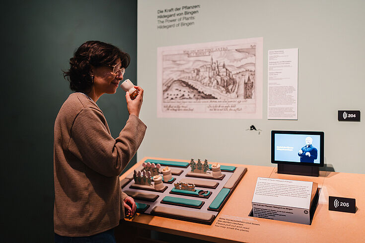 Eine Person steht in einer Ausstellung