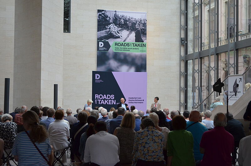 Gespräch zu „Roads not Taken am 20. Juli 1944, oder: warum es hier keine Alternative gibt” mit Dan Diner und Brendan Simms; Moderation: Ulrike Herrmann, 19. Juli 2023