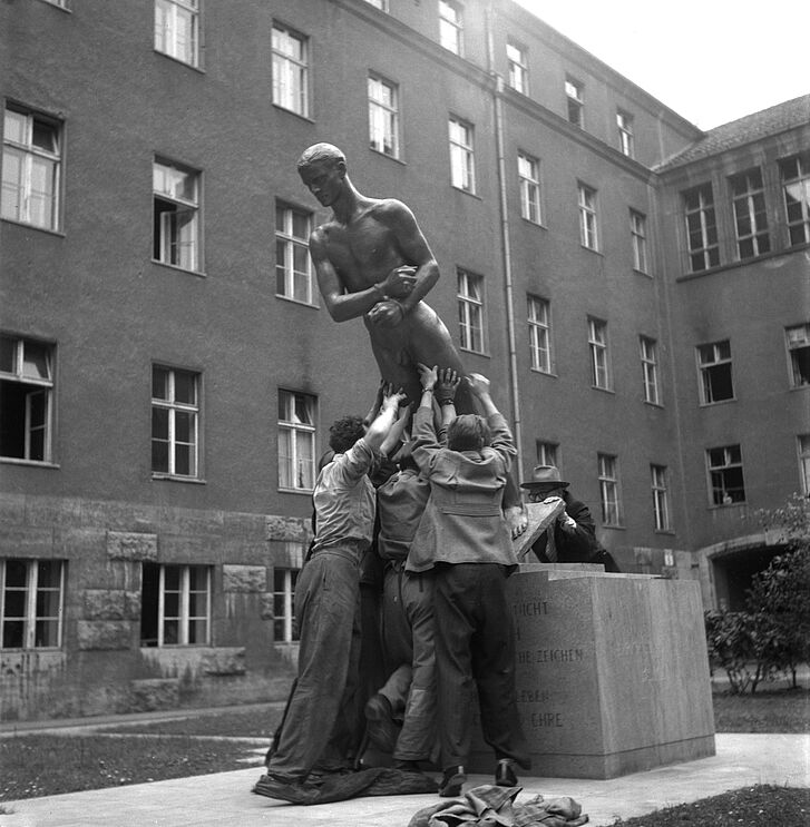 Das "Ehrenmal Opfer des 20. Juli 1944" von Richard Scheibe wird im Hof des Bendlerblocks in Berlin aufgestellt Das Ehrenmal für die Opfer des 20. Juli 1944 von Richard Scheibe wird im Hof des Bendlerblocks in Berlin aufgestellt