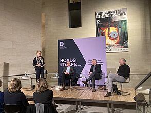 Gespräch zu „Roads not Taken am 8./10. März 1945, oder: wie die Sprengung einer Rheinbrücke dazu führt, dass eine Atombombe auf Ludwigshafen fällt” mit Bernd Greiner, Stefan Paul-Jacobs und John Zimmermann; Moderation: Gesine Schwan, 8. März 2023