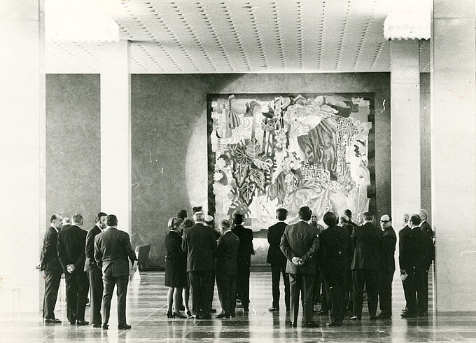 Enthüllung von Hermann Kaspars Gobelin „Die Frau Musica“ in der Meistersingerhalle Nürnberg, 12.01.1970 Enthüllung von Hermann Kaspars Gobelin „Die Frau Musica“ in der Meistersingerhalle Nürnberg Nürnberg, 12.01.1970