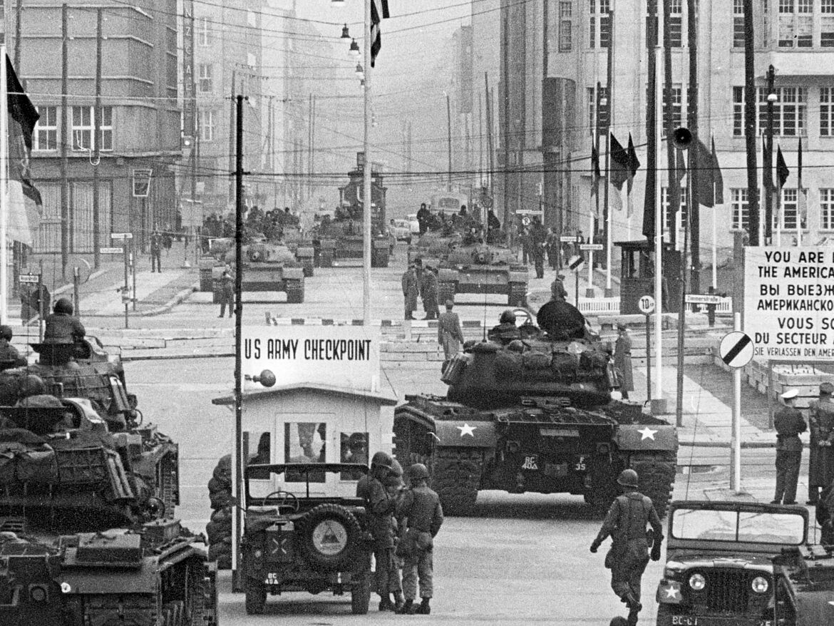 Panzer am Checkpoint Charlie in Berlin 1961 Panzer am Checkpoint Charlie in Berlin 1961.