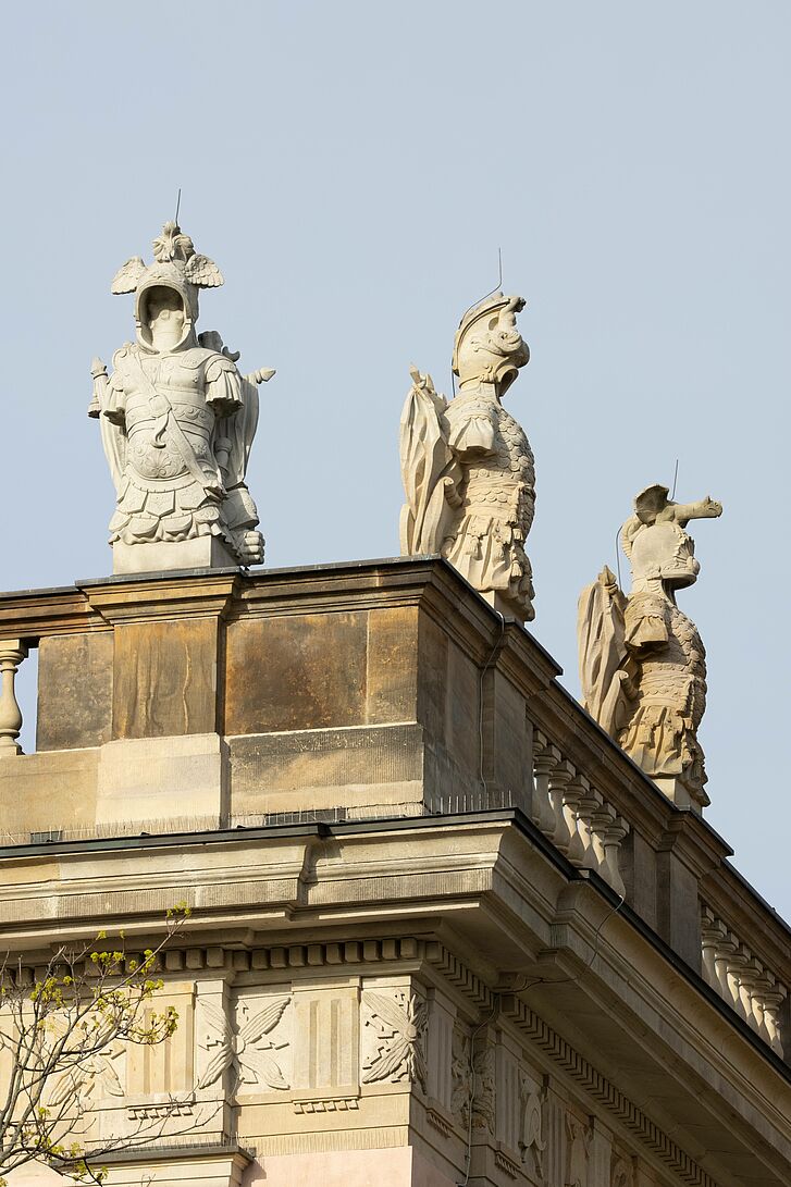 Zeughaus, sculptures roof facade