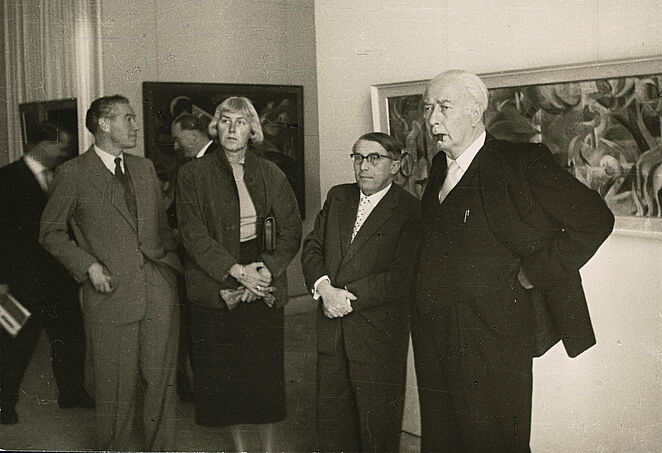 Federal President Theodor Heuss (right) at the fi rst documenta. Next to him: Arnold Bode Federal President Theodor Heuss (right) at the first documenta. Next to him: Arnold Bode