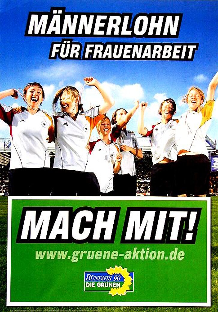 Plakat der Grünen mit Frauenfußballspielerinnen "Männerlohn für Frauenarbeit".