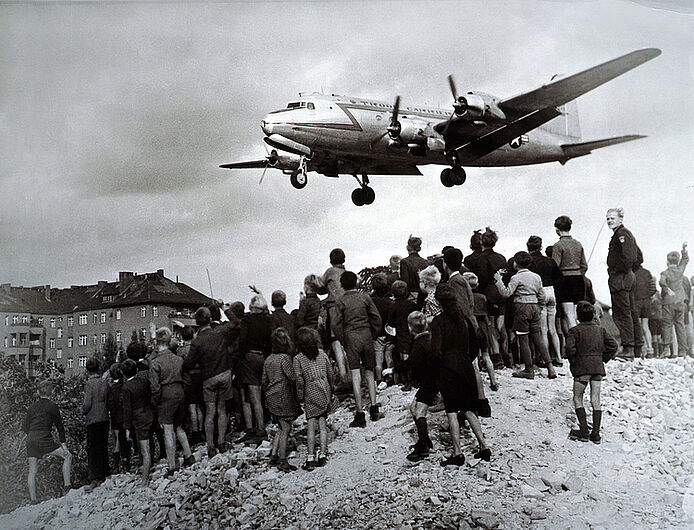 Henry Ries, Landing Approach of a "Rosinenbomber" in Tempelhof, July 1948. (Inv.Nr. Ph 2008/730)