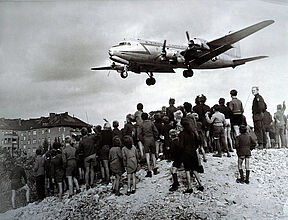 Henry Ries, Landing Approach of a "Rosinenbomber" in Tempelhof, July 1948. Henry Ries, Landing Approach of a "Rosinenbomber" in Tempelhof, July 1948. (Inv.Nr. Ph 2008/730)