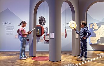 In der Ausstellung „Rein ins Gemälde! Eine Zeitreise für Kinder”
