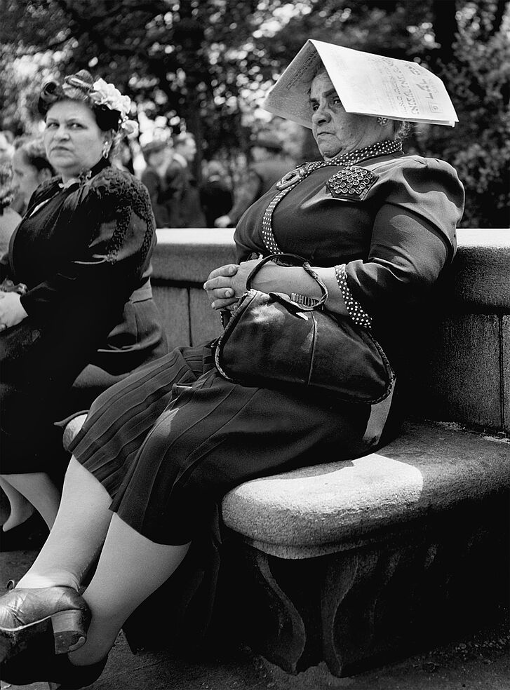 On a stone bench of the 5th Avenue New York, 1946 © Stanfordville, NY, Fred Stein Archive