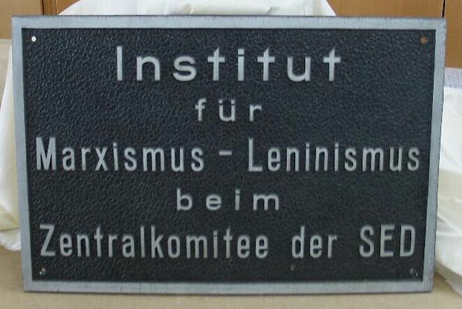Die Abbildung zeigt das Türschild des Instituts für Marxismus-Leninismus (Inv.Nr. SI 2008/24) aus dem Sammlungsbestand des Deutschen Historischen Museums.