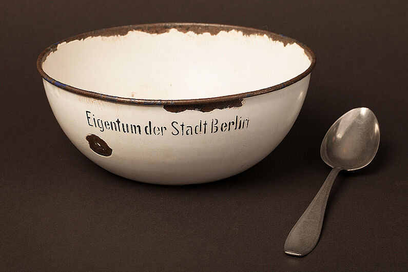 Schüssel „Eigentum der Stadt Berlin“, 1929-1932. Schüssel „Eigentum der Stadt Berlin“, 1929-1932. Täglich waren Hunderttausende Erwerbslose mit ihren Familien auf kostenlose Mahlzeiten angewiesen. Von Almosen zu leben, bedeutete für viele Männer einen Ansehensverlust auch in der eigenen Familie, die sie nicht mehr zu ernähren vermochten, (Inv.Nr. MK 74/403)