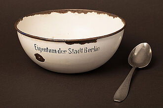 Schüssel „Eigentum der Stadt Berlin“, 1929-1932. Schüssel „Eigentum der Stadt Berlin“, 1929-1932. Täglich waren Hunderttausende Erwerbslose mit ihren Familien auf kostenlose Mahlzeiten angewiesen. Von Almosen zu leben, bedeutete für viele Männer einen Ansehensverlust auch in der eigenen Familie, die sie nicht mehr zu ernähren vermochten, (Inv.Nr. MK 74/403)