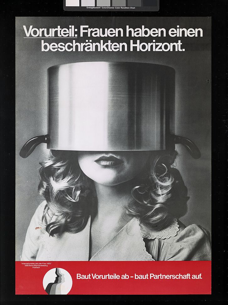 Frau mit Kochtopf auf dem Kopf.