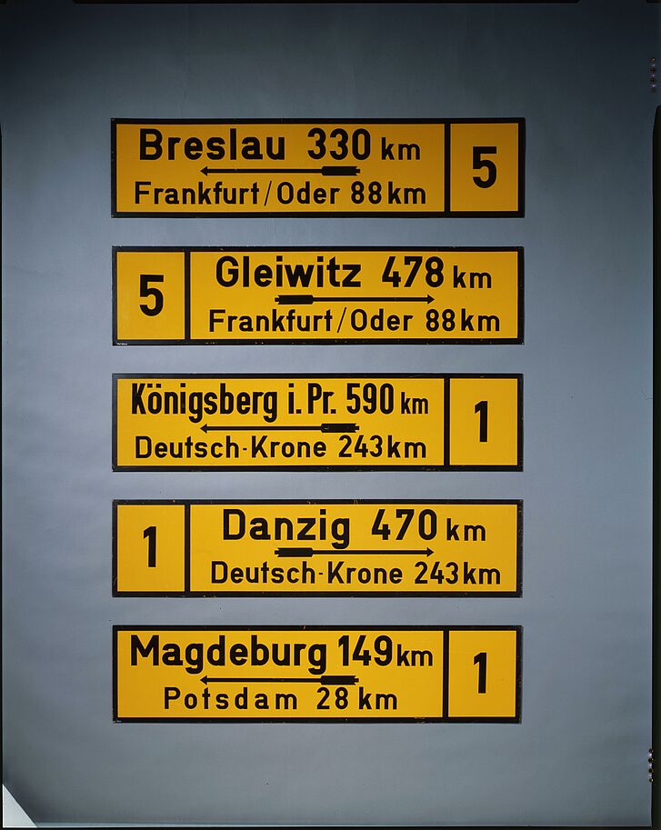 Fünf Straßenschilder.