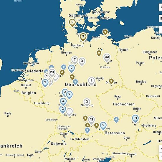 Karte mit Standorten von Werken „gottbegnadeter“ Künstler im öffentlichen Raum in Deutschland und Österreich .