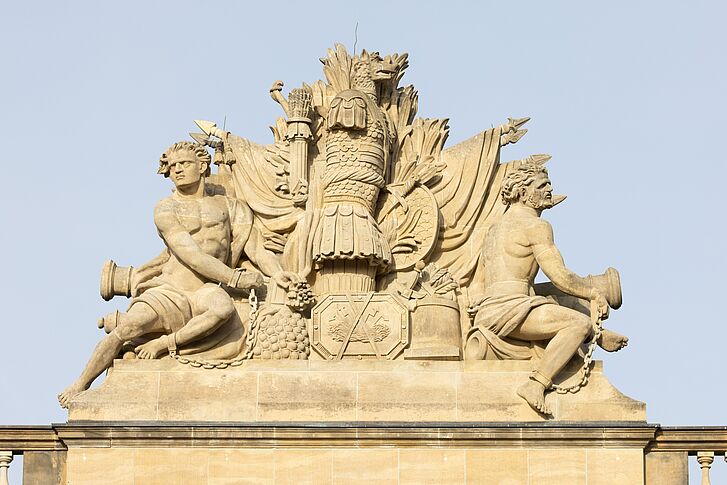 Zeughaus, sculpture group roof facade