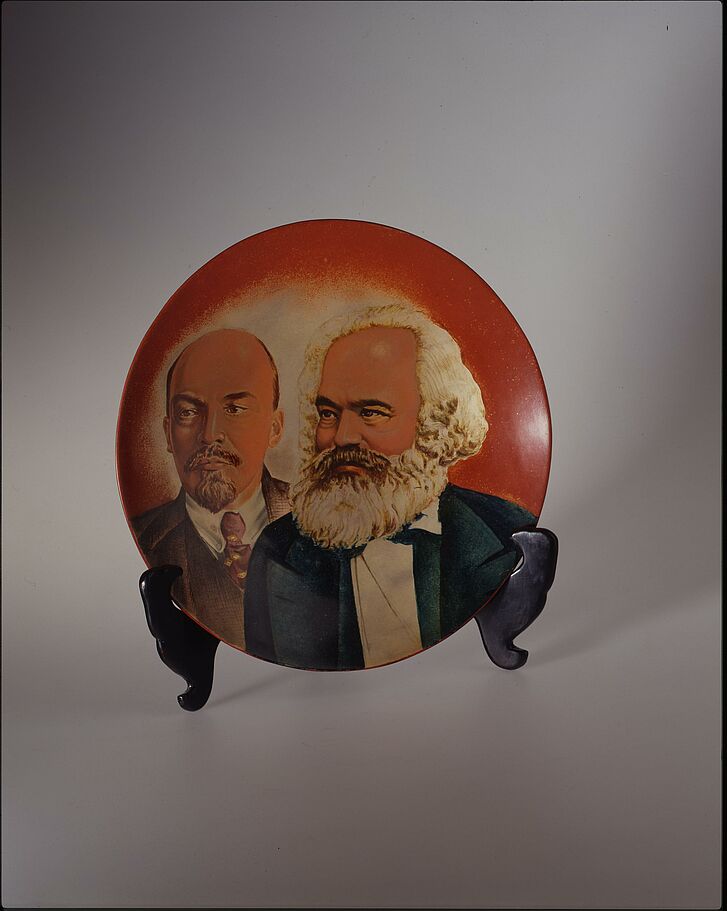Teller mit Porträts von W.I. Lenin und Karl Marx.