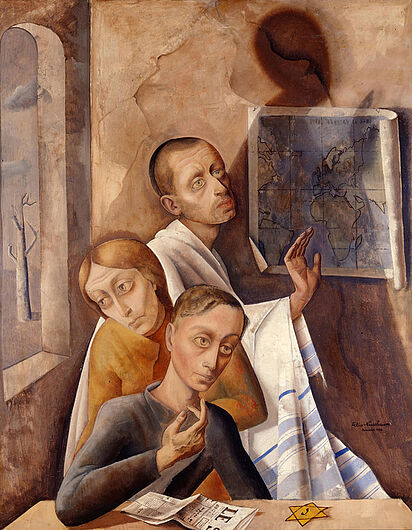 Felix Nussbaum, Dreierporträt, 1944. Felix Nussbaum, Dreierporträt, 1944. Der in Osnabrück geborene Felix Nussbaum lebte seit 1942 mit seiner Ehefrau Felka versteckt in Brüssel. Das Selbstporträt mit Frau und jungem Helfer zeigt ihn als frommen Juden in blau-weiß gestreiftem Gebetsmantel mit Kippah. Auf der Karte verfolgen die Versteckten den Frontverlauf, doch in ihren Gesichtern drückt sich keine Hoffnung auf Rettung aus. Nach Verrat wurde das Ehepaar Nussbaum am 31. Juli 1944 mit dem letzten Deportationszug aus Belgien nach Auschwitz gebracht. (Inv.Nr. 1988/1250)