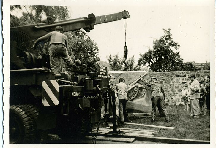 Mitglieder der US-Armee bei der Aufstellung des "Ehrenmals der Sturmartillerie" von Hans Breker in Karlstadt Hans Breker, Ehrenmal der Sturmartillerie 1958, Karlstadt am Main © Archiv Garnisonsgeschichte Jüterborg St. Barbara e. V.
