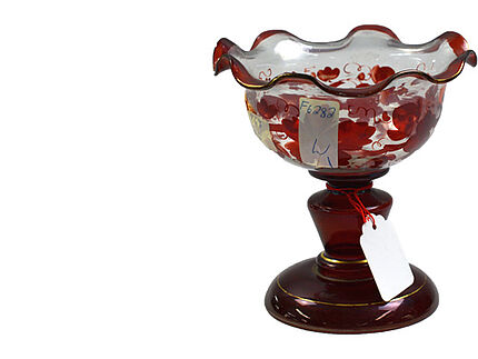 Allerlei Aufkleber – Spuren der Kunst und Antiquitäten GmbH auf Objekten des Deutschen Historischen Museums