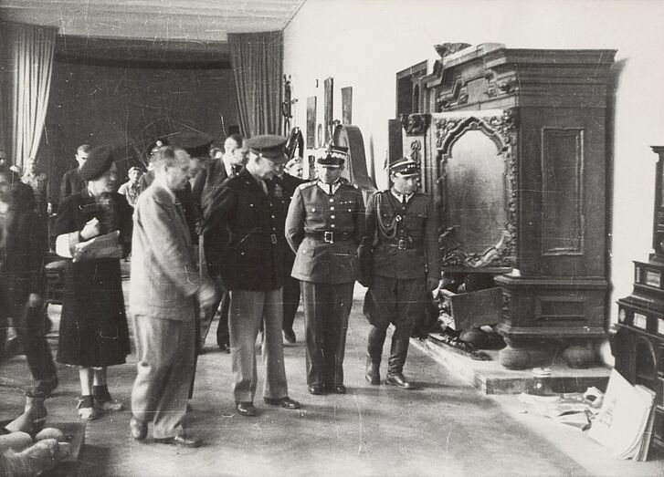 Museum director Stanisław Lorentz (4th from right) accompanies General Dwight D. Eisenhower (3rd from right), supreme commander of the US occupation troops in Germany, through the exhibition “Warszawa oskarża” (Warsaw Accuses), Warsaw, 21 Sep. 1945 Museum director Stanisław Lorentz (4th from right) accompanies General Dwight D. Eisenhower (3rd from right), supreme commander of the US occupation troops in Germany, through the exhibition “Warszawa oskarża” (Warsaw Accuses), Warsaw, 21 September 1945, reproduction