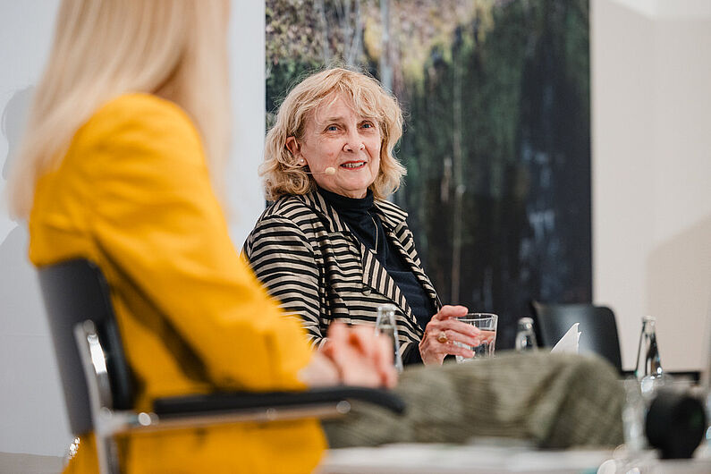 Ulinka Rublack diskutiert mit Margot E. Fassler.