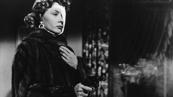 Eine Frau mit Waffe in der Hand.