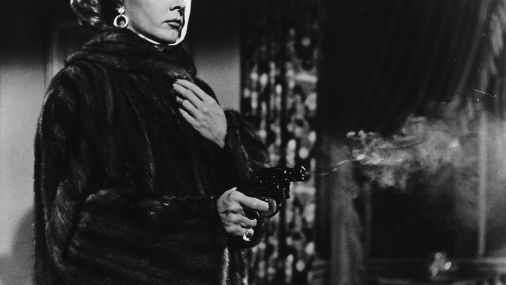 Eine Frau mit Waffe in der Hand.