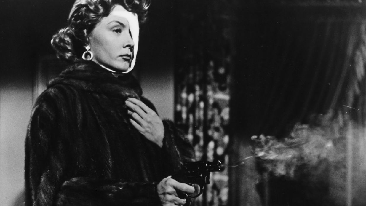 Eine Frau mit Waffe in der Hand.