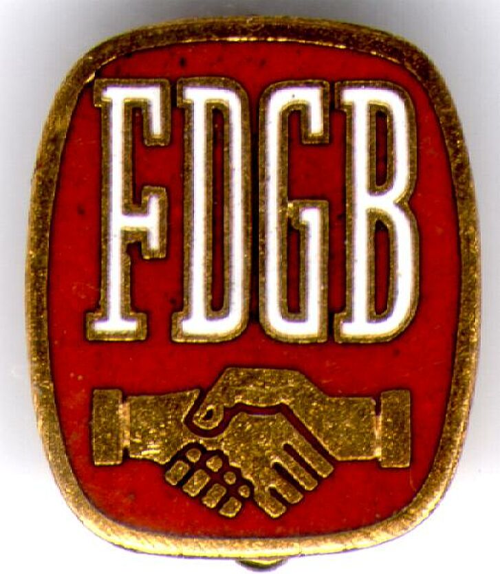 Mitgliedsabzeichen des FDGB mit Handschlag-Darstellung.