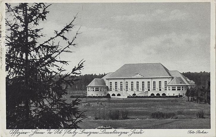 Postcard with a view of the Roundhouse, which was used in 1947 for the exhibition “Undzer veg in der frayheyt” (Our Path to Freedom), Niklas Krekeler, Berlin, photo: Deutsches Historisches Museum / Sebastian Ahlers Postcard with a view of the Roundhouse, which was used in 1947 for the exhibition “Undzer veg in der frayheyt” (Our Path to Freedom), Niklas Krekeler, Berlin, photo: Deutsches Historisches Museum / Sebastian Ahlers