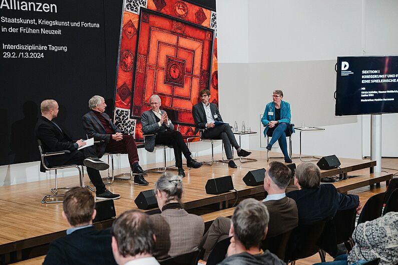 Sektion I „Kriegskunst und Fortuna. Eine spielerische Allianz” in der Diskussion.