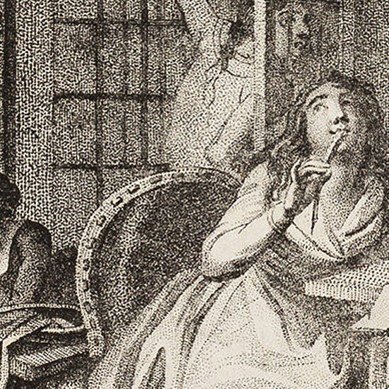 Eine Frau hält sich einen Stift an den Mund und scheint nachzudenken.