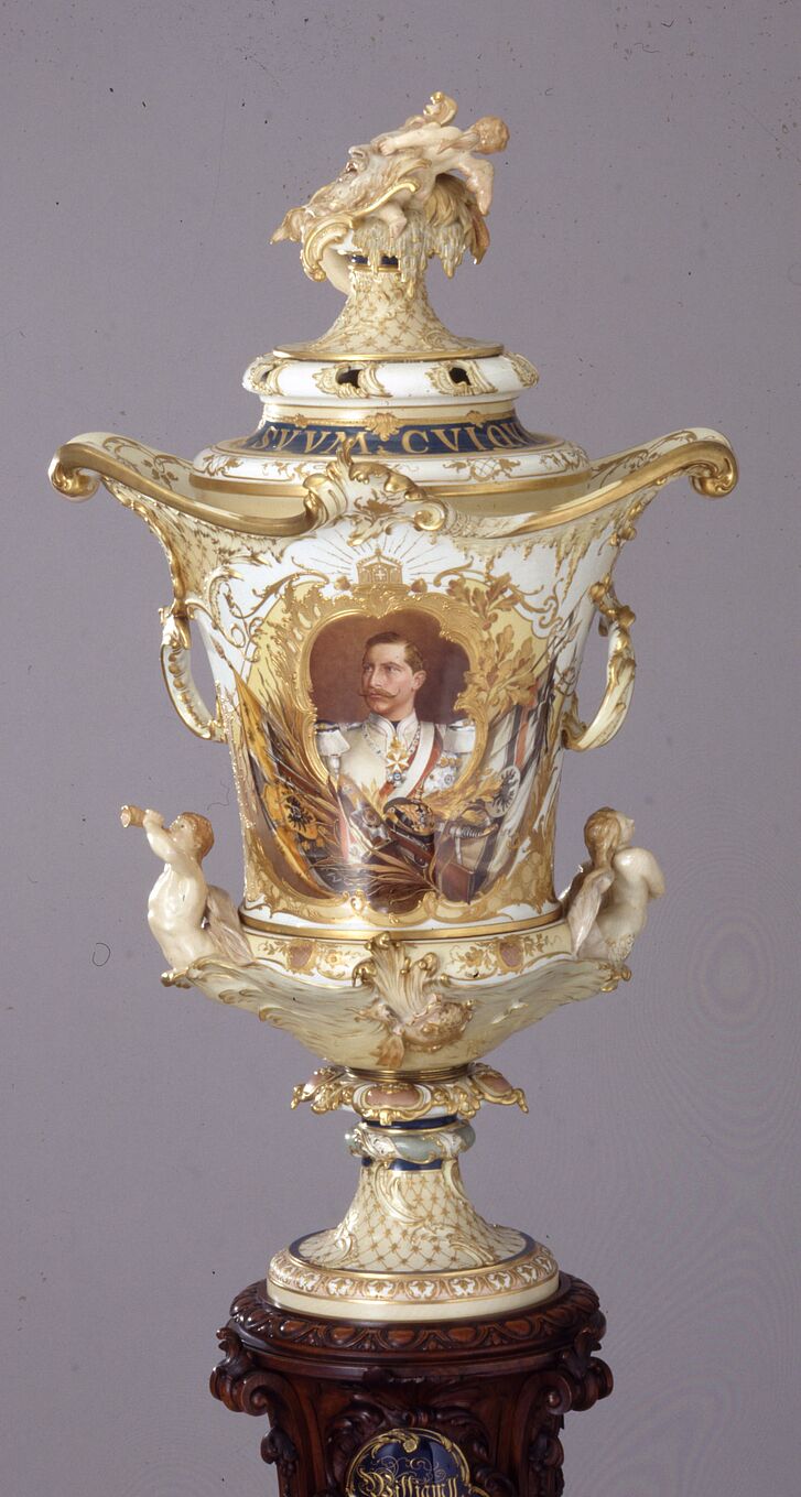 Vase mit Verzierungen.