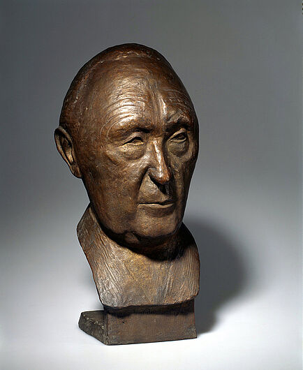 Gerhard Marcks, Porträt Konrad Adenauer, 1955. Gerhard Marcks, Porträt Konrad Adenauer, 1955. Adenauer (CDU) war bis 1933 und im Jahr 1945 Oberbürgermeister von Köln. 1949 wurde er erster Kanzler der Bundesrepublik. 1951 bis 1955 war er auch Außenminister. 1963 trat er zurück. (Inv.Nr. Pl 99/6)