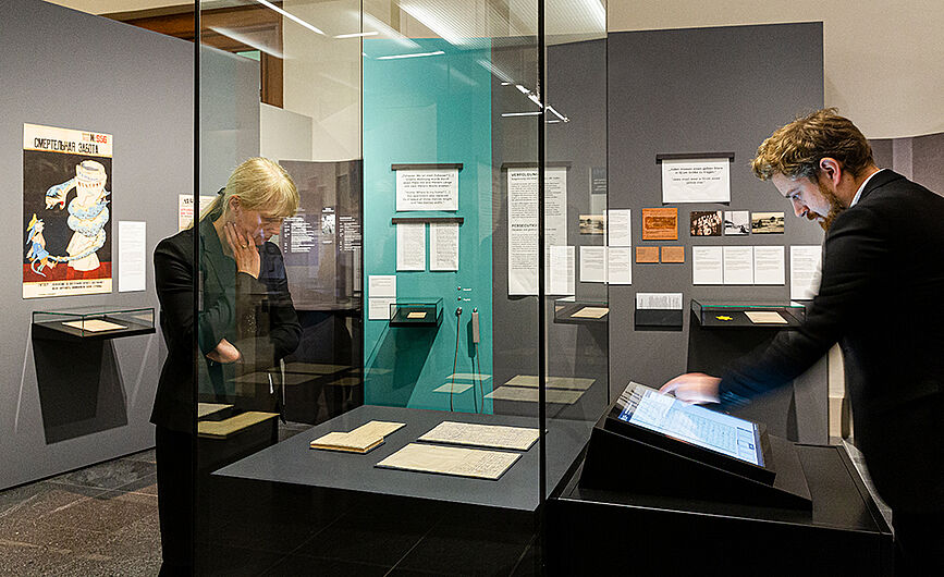 In der Ausstellung „Deportiert nach Auschwitz – Sheindi Ehrenwalds Aufzeichnungen“ © DHM/David von Becker