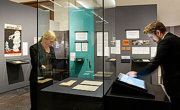 In der Ausstellung „Deportiert nach Auschwitz – Sheindi Ehrenwalds Aufzeichnungen“ © DHM/David von Becker